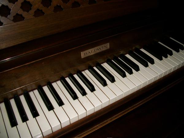 "Upright" Baldwin piano. MINT! Includes piano bench.