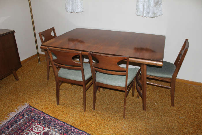 Mid Century Modern dining table and chairs. 2 arm & 4 side.