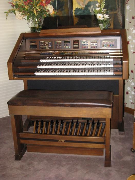 Amazing high quality Lowrey Organ!  Perfect condition  Perfect addition to any church sanctuary, social hall, etc.