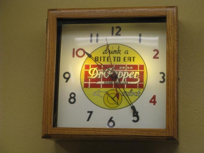 Working vintage Dr. Pepper clock.