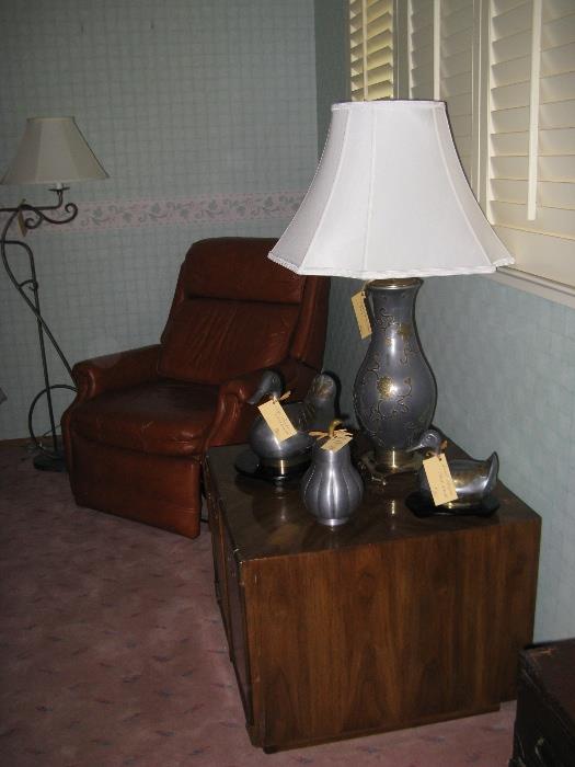 Drexel accent table; metalware cache pots and lamps.