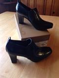 Beautiful studio Palo shoes size 61/2, black, man made leather.