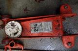 Hydraulic floor jack (can hold 2 3/4 tons)