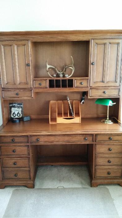Beautiful desk with hutch top, flawless!