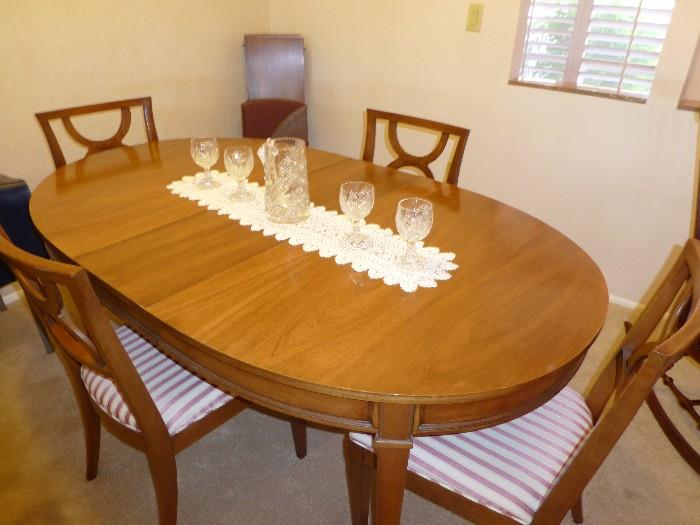 Beautiful Dining Room set Excellent condition