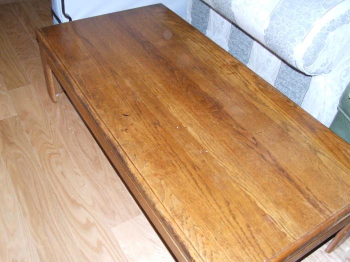 OAK COFFEE TABLE, THERE ARE 2 END TABLES TO MATCH