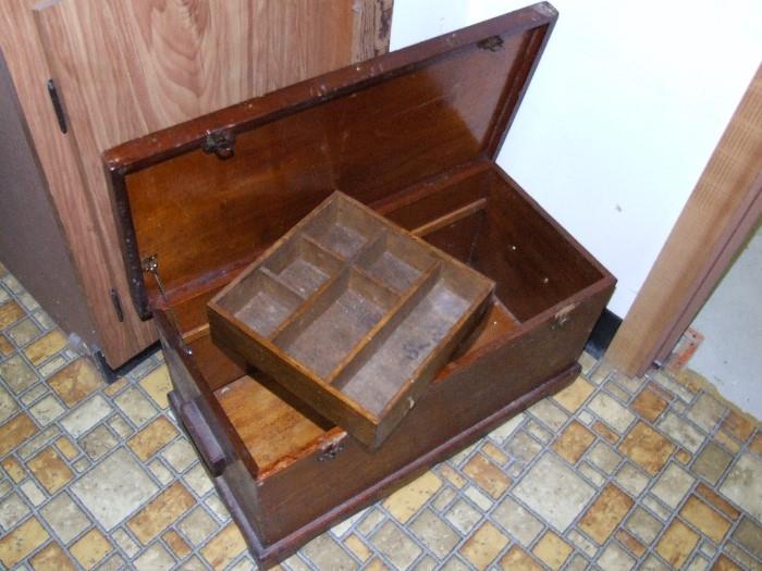 SMALL VINTAGE TRUNK WITH TRAY