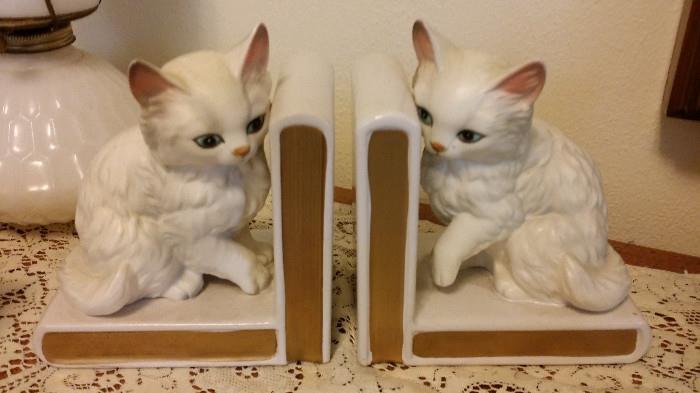 Adorable kitty cat bookends