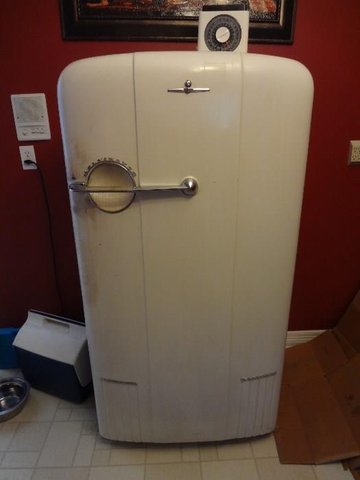 Vtg Kelvinator refrigerator.  Works!!!