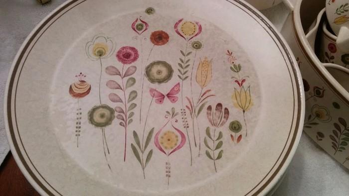 Here's a close-up of the Lenox Temperware "Sprite" pattern dinner plate. Very MCM chic, but produced in the 80's & 90's, and speaks volumes of how much a hipster you are. You probably coffee at Octane, drive a Prius and only listen to vintage vinyl on your B & O system, right?!?