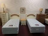 matching beds with headboard mattress & box springs - Simmons Beauty Rest - like new
