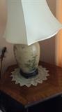 Thomasville End Table, beautiful lamp