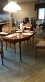 Beautiful Thomasville Oval table with matching chairs