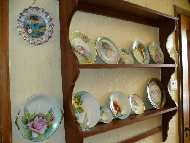 Plate display rack with plates
