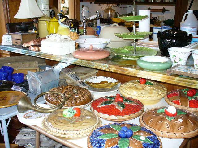 Kitchenware, covered pie plates