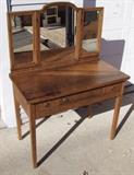 C/1915 Quartered Oak Ladies Vanity w/triple mirror 