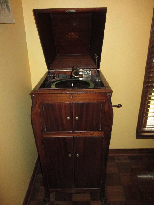 Working Victrola Manufactured By Victor Talking Machine Co.