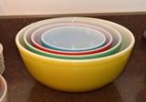 Near Mint Pyrex Nesting / Mixing Bowl Set