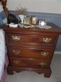2 NIGHTSTANDS