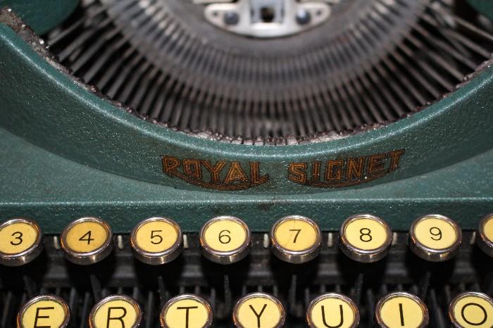 Vintage Royal Signet Typewritter