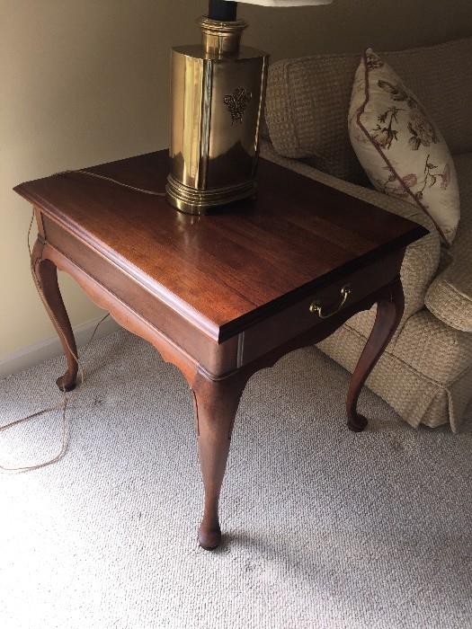 SOLID WOOD CURVED LEGS SIDE TABLE WITH DRAWER