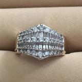 DIAMOND RING SET IN 10K YELLOOW GOLD