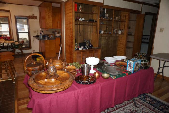 Assorted decorative items and glassware