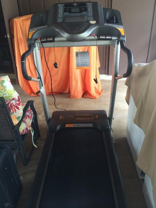 Horizon treadmill (T82) - 14 workout programs (300 pound capacity)