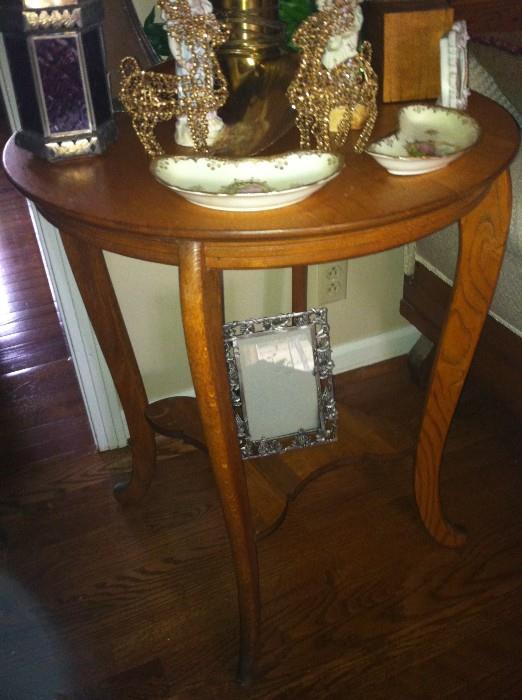 Oak table with bottom shelf