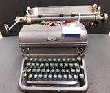 1941 Royal magic margin working typewriter with green keys