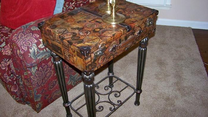 Cute little 'suitcase' table on iron base