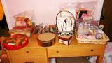 Singer Sewing Machine (401-401A) w/attachments
