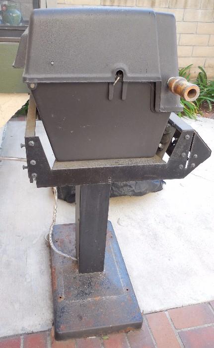 Broil-mate natural gas grill. Excellent condition. Includes cover. $20