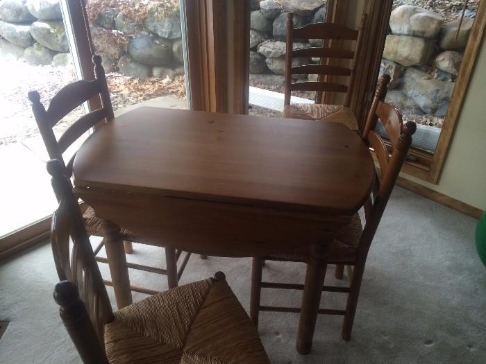 42" Round Drop Leaf Table with 4 Chairs