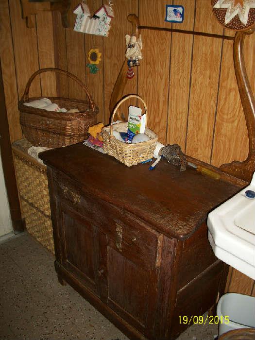 Antique/vintage wash stand