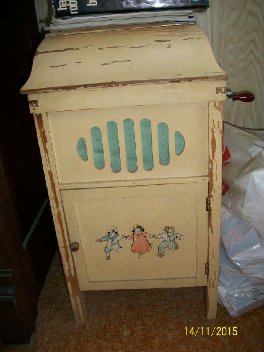 Childs DeLuxe phonograph