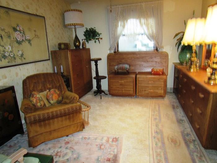 Queen Size Broyhill Oak Bedroom Set