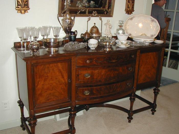 Very pretty buffet, curved drawers with inlay.