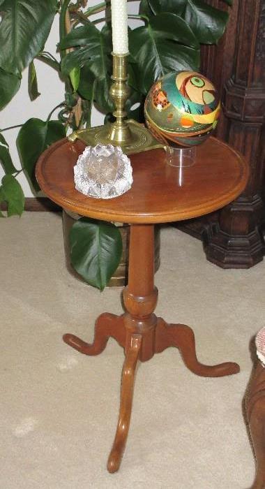 tri leg round lamp table