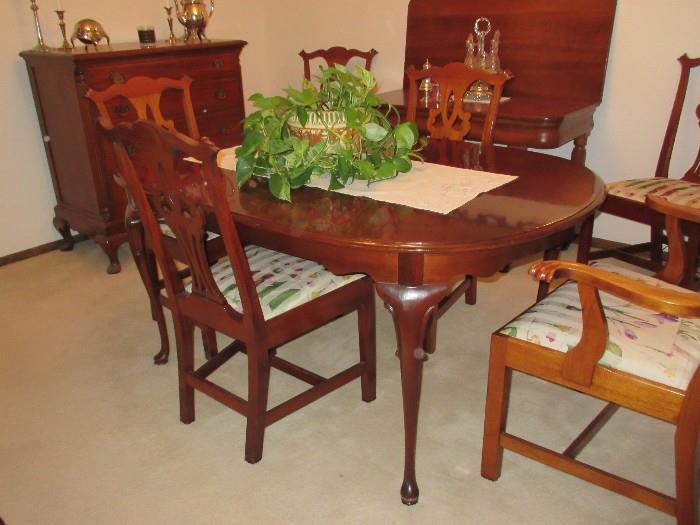 dining table with 4 side chairs / 4 drawer dresser