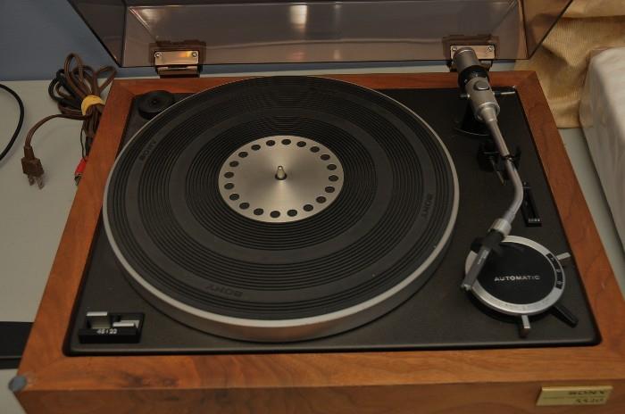 SONY PS-5520 TURNTABLE, JUST ABOUT MINT
