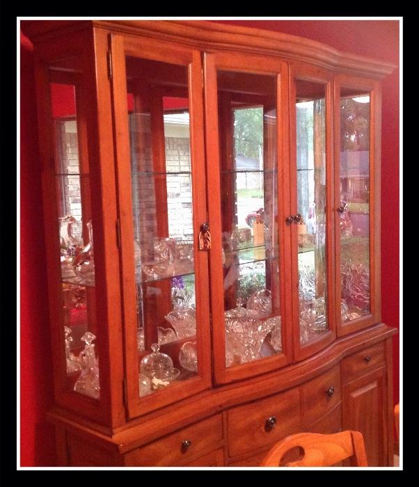 China hutch Matches dining room table 