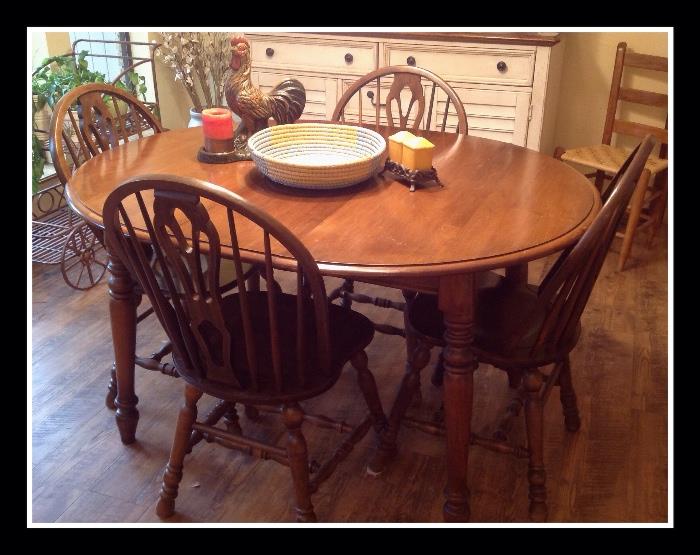 Kitchen /dining room table with extra leaf
