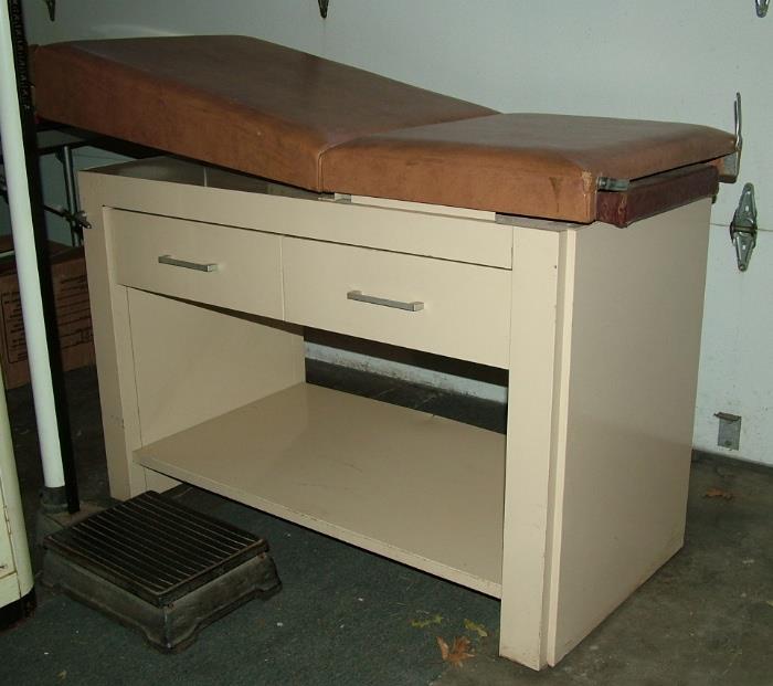 Nice examination table & 4' Scales