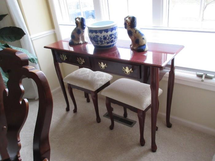 SOFA TABLE WITH 2 MATCHING STOOLS /DOGS