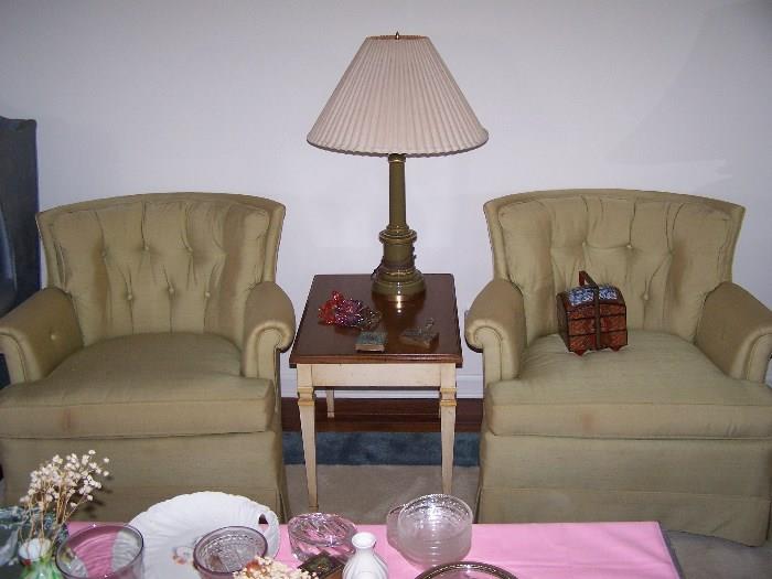 PAIR OF EASY CHAIRS, LAMP TABLE, LAMP & SMALLS