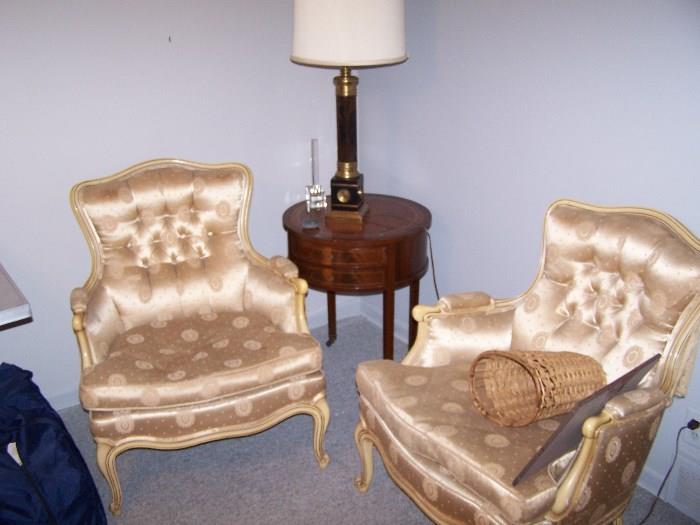 PAIR OF DOWN-CUSHION ARMCHAIRS, LAMP & TABLE