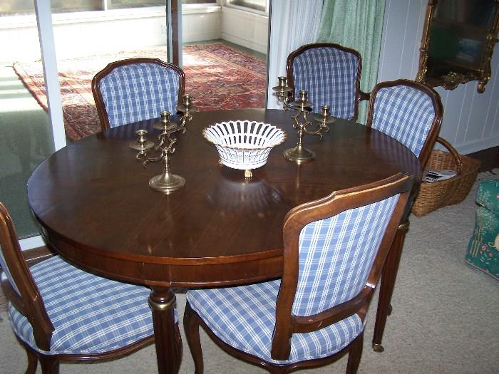 KINDEL DINING TABLE & 6 CHAIRS ( HAS 3 LEAVES), BRASS CANDLE HOLDERS & GILT-TRIM BOWL
