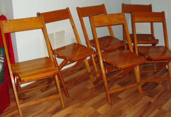 set of 6 wooden vintage folding chairs, very nice condition