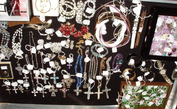 lots more jewelry here !